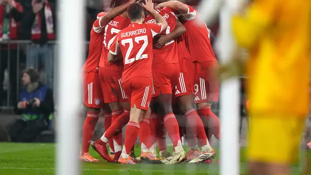 Skuad Bayern merayakan gol Jonathan Tah ke gawang Sporting CP di matchday 6 league phase Liga Champions 2025/2026 di Allianz Arena, Rabu (10/12/2025) dini hari WIB. (AP Photo/Matthias Schrader)