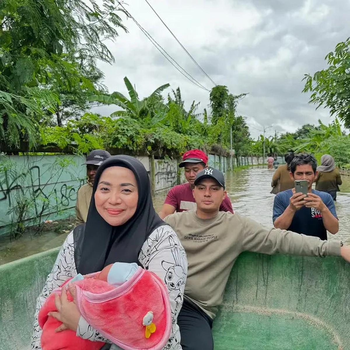 7 Potret Muzdalifah Ikut Suami Tinjau Banjir Tangerang, Bantu Evakuasi Bayi