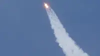 Roket milik SpaceX, Falcon 9 meluncur dari Pad 39-A di Pusat Antariksa Kennedy di Cape Canaveral, Florida, Sabtu (30/5/2020). Roket itu membawa pesawat luar angkasa Crew Dragon beserta awaknya dua astronot Douglas Hurley dan Robert Behnken. (AP/David J. Phillip)