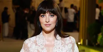 Aktris Amerika Dakota Johnson tampil memukau dengan anting-anting dari koleksi Precious Lace yang menampilkan safir berbentuk buah pir 15,95 karat dan berlian 0,99 karat, serta cincin dari koleksi Haute Joaillerie yang menampilkan safir berbentuk bantal 8 karat dan berlian 0,78 karat bertahtakan emas putih 18 karat. [Chopard]