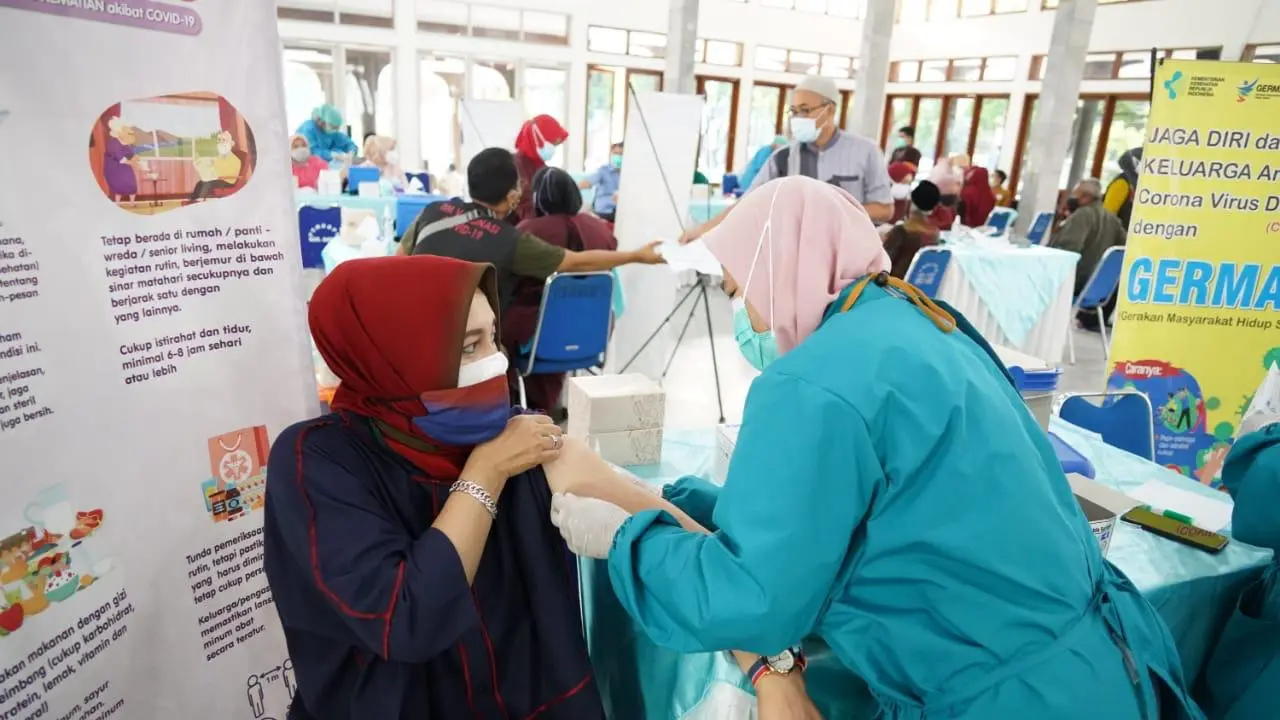 Nampak salah seorang warga tengah melaksanakan vaksinasi Covid-19 yang dilaksanakan IKA Unpad, di Pendopo, Garut, Jawa Barat.