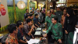 Menteri Agraria dan Tata Ruang Ferry Mursyidan Baldan (duduk kanan) meninjau stand Kementerian Agraria di Agrinex Expo 2016 di JCC, Jakarta, Jumat (1/4/2016). Pameran agri bisnis ini akan berlangsung hingga Minggu (3/4). (Liputan6.com/Helmi Fithriansyah)