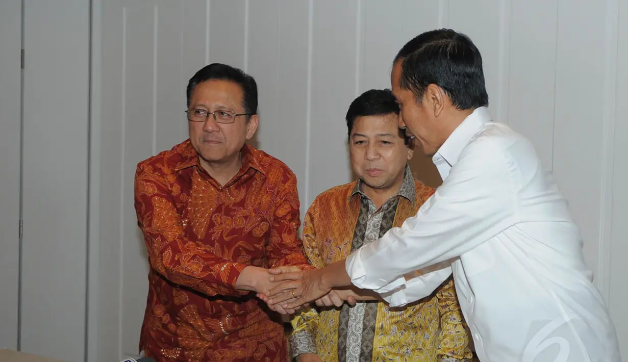 Disaksikan Ketua Dewan Perwakilan Rakyat (DPR), Setya Novanto (tengah), Presiden terpilih Joko Widodo (kanan) menyalami Ketua DPD, Irman Gusman, saat melakukan pertemuan di Hotel Heritage Menteng, Jakarta, (10/10/2014). (Liputan6.com/Herman Zakharia)