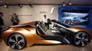 Sejumlah pengunjung melihat mobil BMW i yang dipamerkan di CES 2016, Las Vegas, Nevada, Januari, (7/1). Mobil ini dijadikan visi mobil masa depan yang akan diproduksi oleh Perusahaan Otomotif Jerman ini. (REUTERS / Steve Marcus)