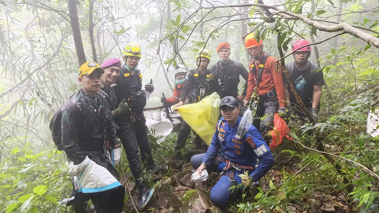 Pencarian Korban Pesawat ATR Jatuh di Makassar