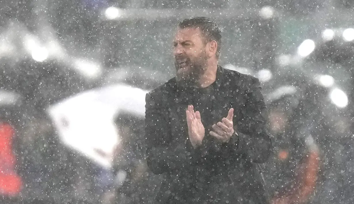 Pelatih AS Roma, Daniele De Rossi, memberikan semangat kepada anak asuhnya saat melawan Inter Milan pada pekan ke-24 Serie A 2023/2024 di Stadio Olimpico, Minggu (11/2/2024). Hasil ini mengakhiri tren positif Roma di bawah kendali De Rossi. Setelah menang pada tiga laga awal, Roma akhirnya kalah di tangan Inter Milan. (AP Photo/Alessandra Tarantino)