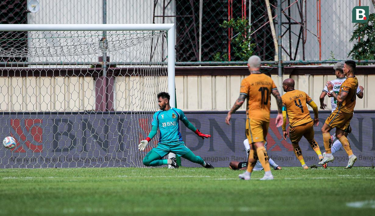 <p>Kiper Bhayangkara FC, Aqil Savik kebobolan gol kedua oleh pemain PSS Sleman, Hokky Caraka (kanan) pada laga pekan ke-25 BRI Liga 1 2023/2024 di Stadion PTIK, Jakarta Selatan, Kamis (22/2/2024). (Bola.com/Bagaskara Lazuardi)</p>