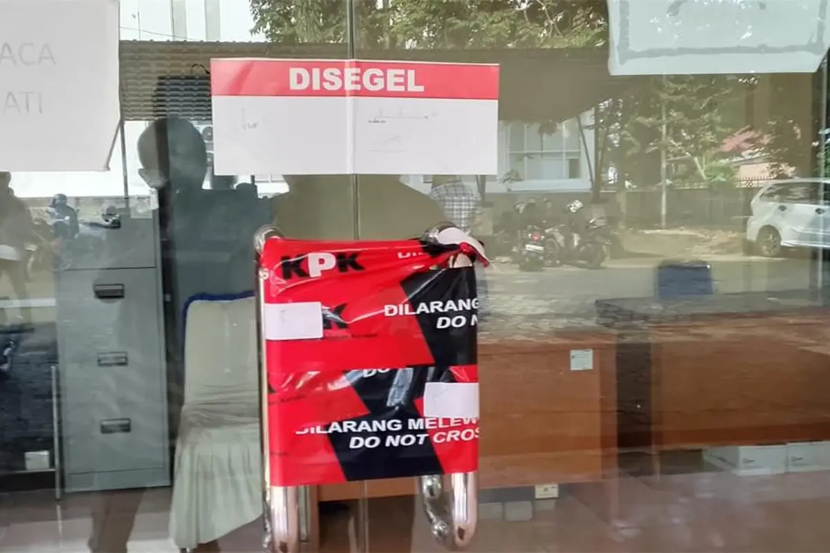 KPK segel ruang kerja Bupati Muara Enim. (Merdeka.com/Irwanto)