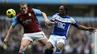 Pencetak gol bunuh diri terbanyak di Liga Inggris adalah Richard Dunne (kiri). Total sebanyak 10 gol yang ia lesatkan ke gawang timnya sendiri ketika bermain di Manchester City, Everton, dan Aston Villa. Namun, Dunne merupakan salah satu bek andalan Timnas Irlandia. (AFP/Adrian Dennis)
