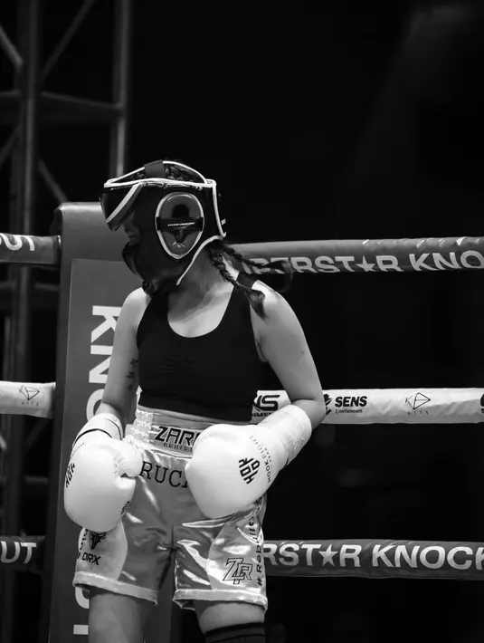 Berhasil tampil profesional, gaya Zara semakin optimal disempurnakan dengan ragam atribut tinju. [Foto: Instagram/ Lula Lahfah]