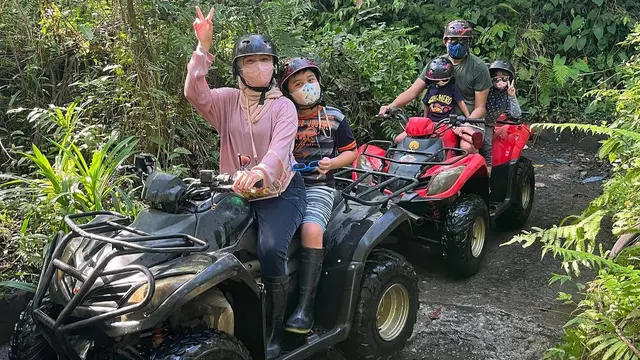 Naik Kapal dan Main ATV, Ini 7 Momen Liburan Intan Nuraini Bersama Keluarga
