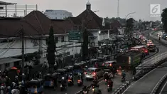 Kemacetan arus lalu lintas di depan Stasiun Jatinegara, Jakarta, Rabu (12/12). Kemacetan yang kerap kali terjadi, terutama pada jam sibuk akibat banyaknya angkutan umum, bajaj, hingga ojek yang memangkal di kawasan tersebut. (Merdeka.com/Iqbal S. Nugroho)