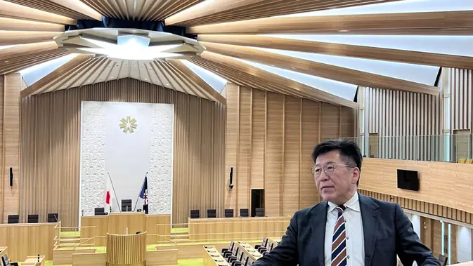 Langit-langit ruangan parlemen Prefektur Hokkaido yang dikunjungi Jumat (31/1/2025). Kantor Dewan Perwakilan Rakyat Daerah (DPRD) ini berada di Kota Sapporo. (Liputan6.com/Tanti Yulianingsih)