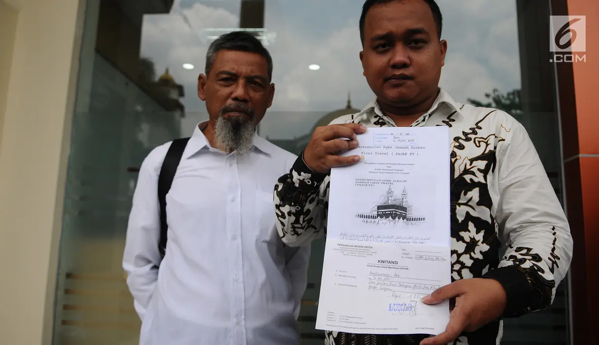 Kuasa hukum jemaah korban First Travel menunjukkan bukti saat mengajukan gugatan di Pengadilan Negeri Depok, Jawa Barat, Senin (4/3). Para korban menuntut First Travel memberikan ganti rugi. (Liputan6.com/Herman Zakharia)
