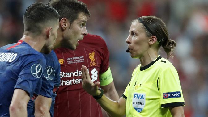Stephanie Frappart bertugas sebagai wasit dalam laga Liverpool versus Chelsea dalam laga Piala Super Eropa 2019 di Vodafone Park, Istanbul, Rabu (4/8/2019) malam waktu setempat. (AP Photo/Thanassis Stavrakis)