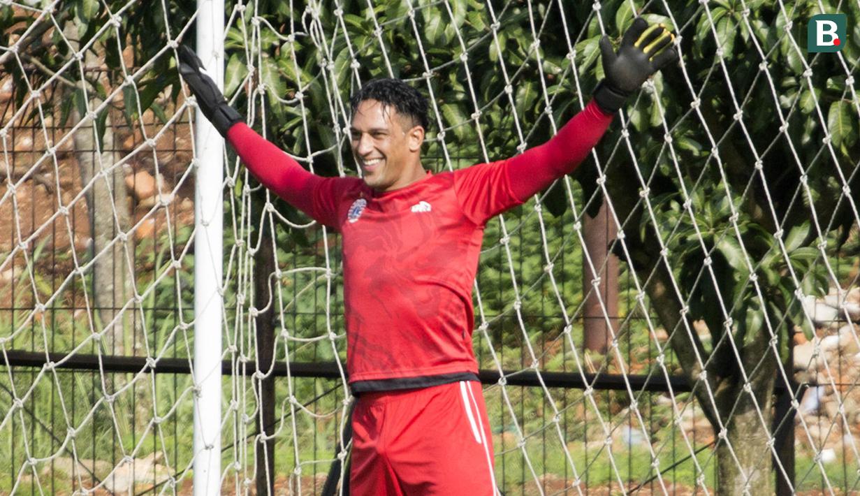 Striker Persija Jakarta, Addison Alves, menjadi kiper saat latihan di Lapangan Sutasoma, Halim, Jakarta, Minggu (25/2/2018). Persija kembali berlatih usai meraih gelar juara Piala Presiden 2018. (Bola.com/Asprilla Dwi Adha)