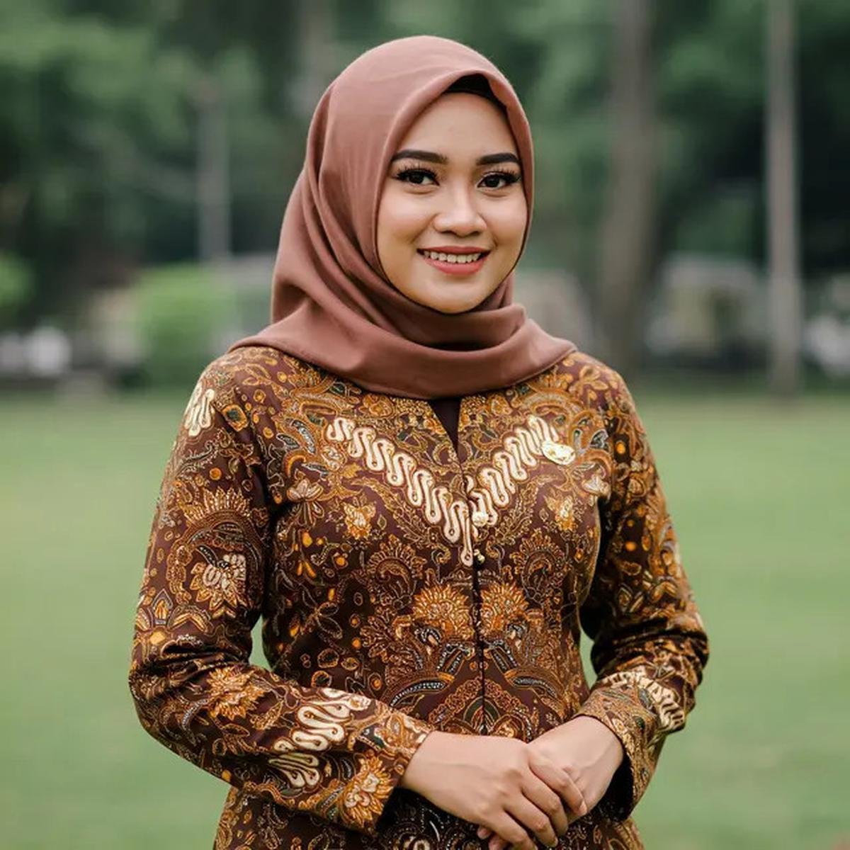 8 Model Baju Batik Kerja Wanita Berhijab, Anggun dan Kekinian
