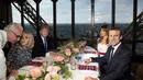 Presiden AS Donald Trump dan Melania Trump duduk bersama Presiden Prancis Emmanuel Macron dan Brigitte Macron dalam jamuan makan malam di Menara Eifel, Paris, Kamis (13/7). Kunjungan Trump ke Paris, merupakan undangan Macron. (AP Photo/Carolyn Kaster)