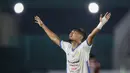 Pemain PSIM Yogyakarta, Aditya Putra Dewa merayakan kemenangan timnya saat matchday ke-8 Grup C Liga 2 2021 antara Persis Solo melawan PSIM Yogyakarta di Stadion Manahan, Solo, Senin (15/11/2021). (Bola.com/Bagaskara Lazuardi)