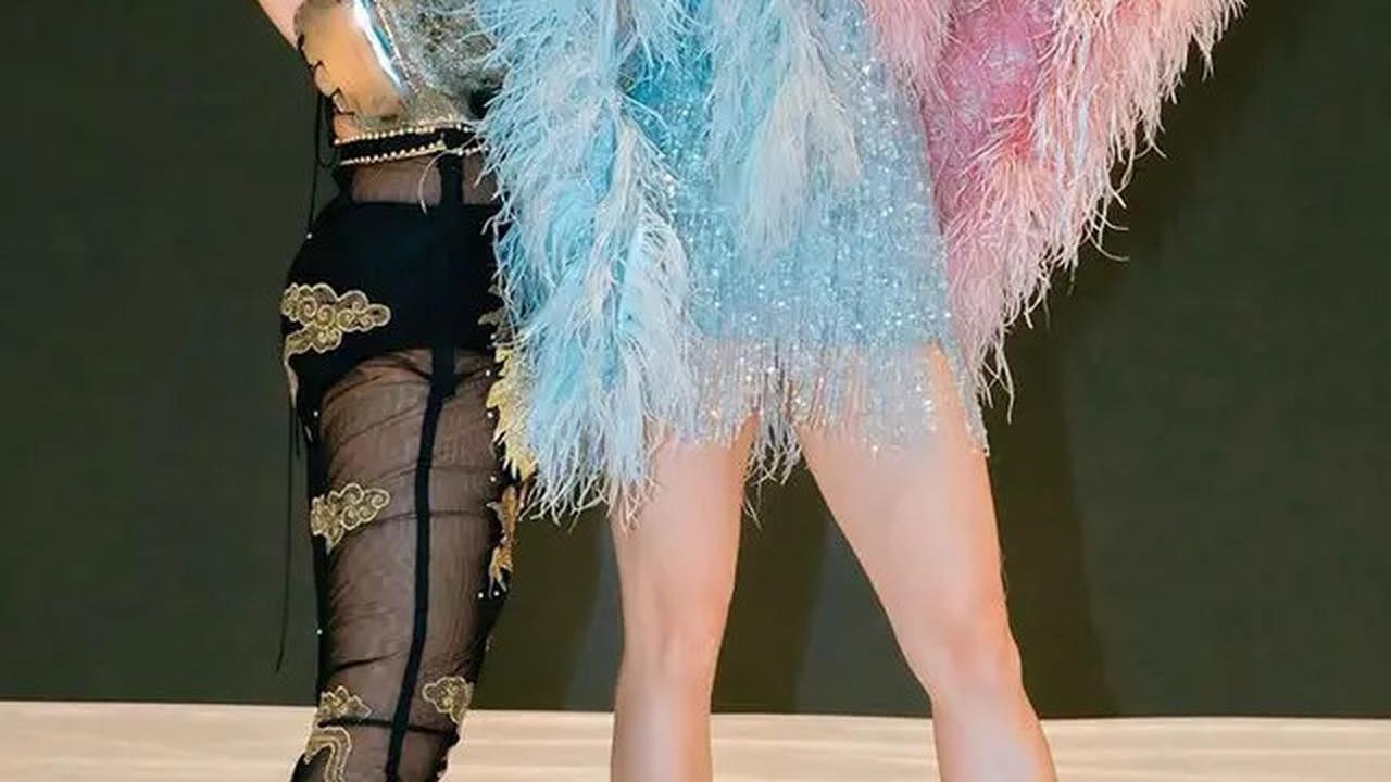 6 Gaya Cinta Laura Bergaun Mini dan Selendang Bulu di JFW 2025, Bak Model Victoria's Secret
