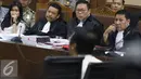 Terdakwa Jessica Kumala Wongso mendengarkan keterangan saksi saat sidang lanjutan di PN Jakarta Pusat, Rabu (3/8). Menurut jadwal, sidang menghadirkan saksi dari penyidik kepolisian, namun mereka berhalangan hadir. (Liputan6.com/Immanuel Antonius)