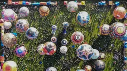 Festival balon udara di Wonosobo, Jawa Tengah selalu menarik perhatian masyarakat, dengan jumlah pengunjung yang mencapai ribuan orang. (DEVI RAHMAN/AFP)