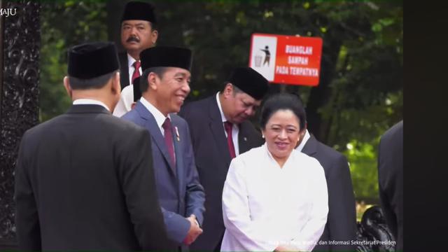 Ketua DPR RI Puan Maharani tampak berbincang akrab dengan Presiden Joko Widodo atau Jokowi dan Presiden Terpilih, Prabowo Subianto.