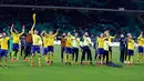 Pemain Swedia berselebrasi di penghujung laga leg kedua playoff Piala Dunia 2018 melawan Italia, di Stadion San Siro, Selasa (14/11). Swedia menggagalkan Gli Azurri lolos ke putaran final Piala Dunia setelah menang secara agregat 1-0. (AP/Luca Bruno)