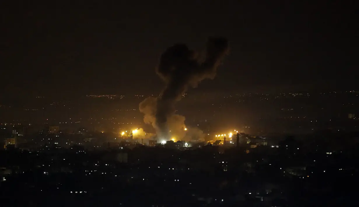 Sebuah ledakan serangan udara Israel terlihat di Kota Gaza (15/1/2020). Israel dilaporkan menargetkan beberapa situs militer Hamas di Jalur Gaza utara setelah mengklaim bahwa gerilyawan Palestina telah menembakkan empat roket ke Israel selatan. (AP Photo/Adel Hana)