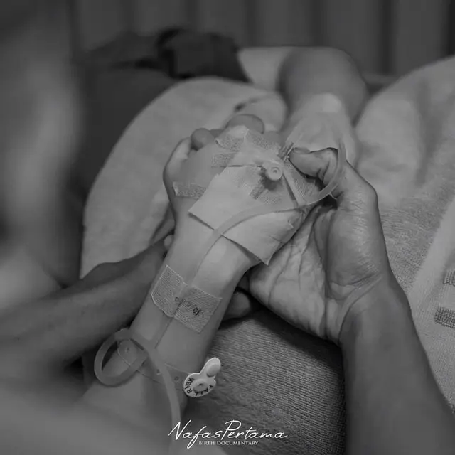 6 Momen Istri Dede Sunandar Melahirkan Anak Ketiga, Dikaruniai Bayi Perempuan
