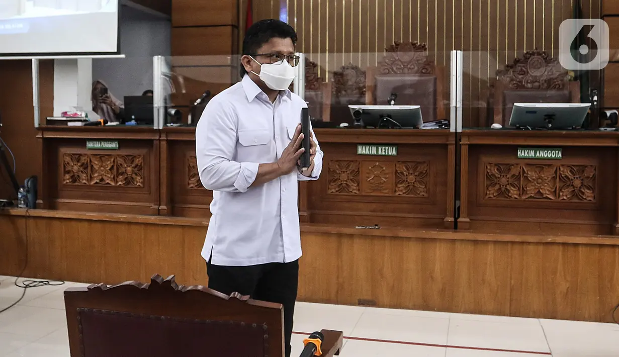 Ferdy Sambo membawa buku hitam sebelum dimulainya sidang lanjutan kasus pembunuhan berencana terhadap Brigadir Nopriansyah Yosua Hutabarat di Pengadilan Negeri Jakarta Selatan, Jakarta, Selasa (17/1/2023). Ferdy Sambo tampak mengenakan kemeja putih. Saat persidangan dimulai, rompi tahanan dan borgol Sambo terlihat dilepas.  (Liputan6.com/Johan Tallo)