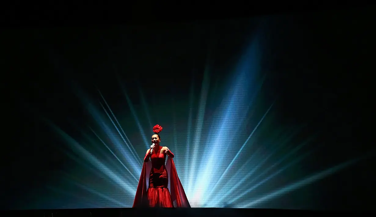 "Terima kasih mami papi untuk pelajaran hidupnya selama ini, I love you," ucap BCL yang kemudian menyanyikan lagu berjudul Ayah, serta dilanjutkan lagu berjudul Bunda. (Bambang E. Ros/Bintang.com)