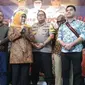 Kapolda Jatim menggelar cangkrukan bersama Forum Koordinasi Pimpinan Daerah (Forkopimda) dan Ikatan Keluarga Besar Papua Surabaya (IKBPS) pada Senin, 19 Agustus 2019 (Foto: Liputan6.com/Dian Kurniawan)