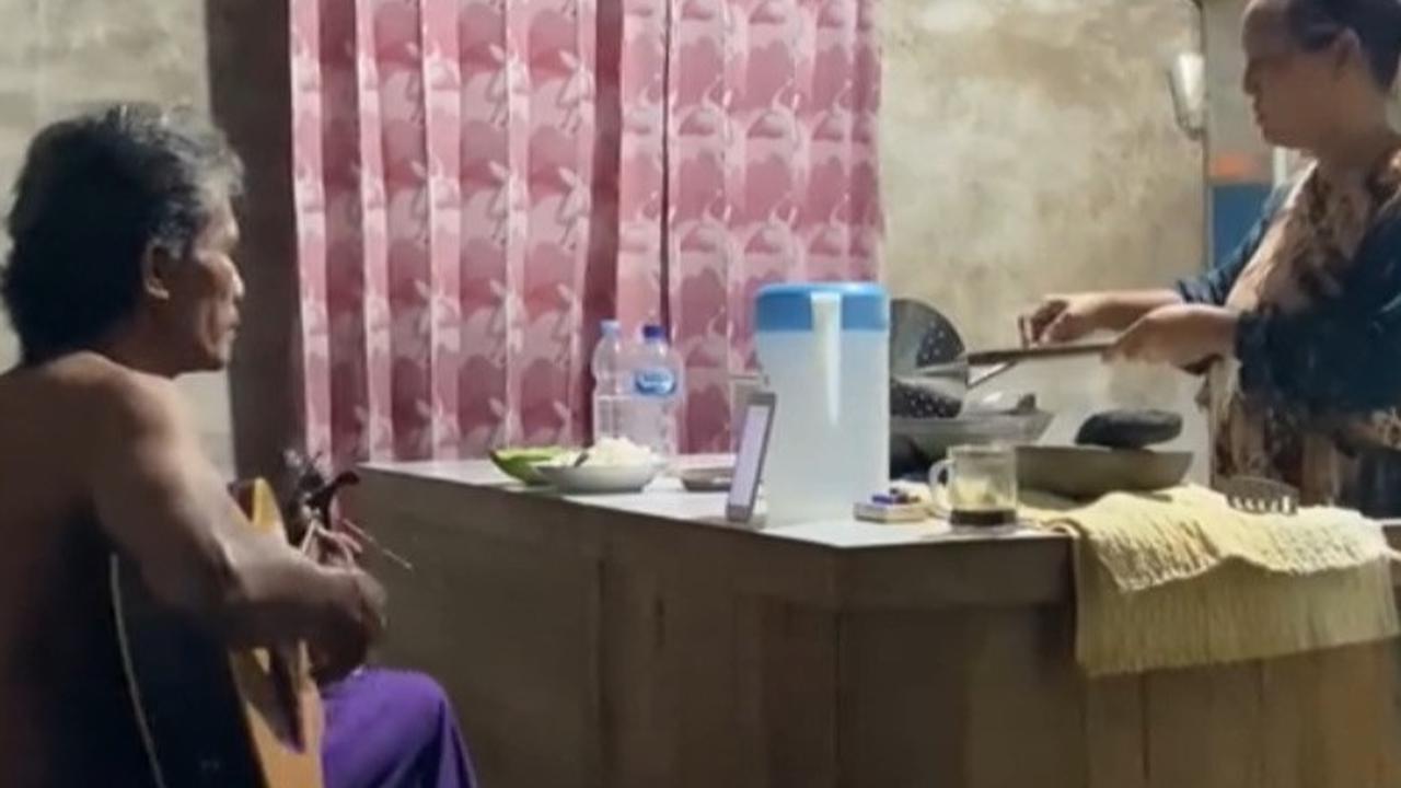 Temani Istri Masak Sambil Nyanyikan Lagu, Aksi Pasangan Suami Istri Ini Viral Bikin Iri