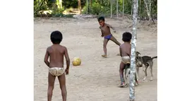 Beberapa anak dari suku Amazon Tatuyo terlihat asyik bermain bola di desanya, Rio Negro (Black River) tidak jauh dari kota tempat pertandingan Piala Dunia 2014, Manaus City, Brasil (23/6/2014). (REUTERS/Andres Stapff)