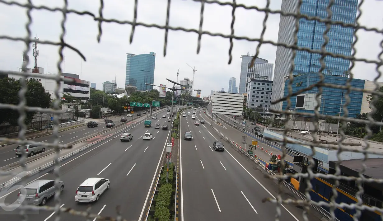 Sejumlah kendaraan melaju melintasi Jalan Gatot Subroto, Jakarta, Senin (12/12). Situasi lalu lintas di sejumlah titik Ibu Kota terpantau lancar di sejumlah jalan protokol maupun ruas tol saat libur Maulid Nabi. (Liputan6.com/Immanuel Antonius)