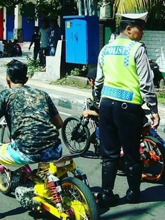 6 Kelakuan Cowok Biar Adil Ini Bikin Geleng Kepala