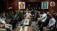 Ketua Harian DPP Partai Gerindra Sufmi Dasco Ahmad (tengah), Wakil Ketua Umum PKB Jazilul Fawaid (kiri), Wakil Ketua Umum Partai Nasdem Ahmad Ali (kanan) berbincang saat pertemuan di Sekretariat Bersama Gerindra-PKB, Jakarta, Kamis (26/1/2023). Pertemuan petinggi Gerindra-PKB-Nasdem tersebut untuk bersilahturahmi antarpartai politik jelang Pemilu 2024 sekaligus membahas koalisi perubahan Indonesia Raya yang diharapkan memberi dampak positif agar persatuan dapat terjaga. (Liputan6.com/Johan Tallo)