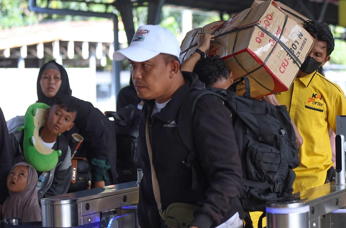 FOTO: Pemudik Mulai Padati Stasiun Pasar Senen Jelang Puncak Arus Mudik