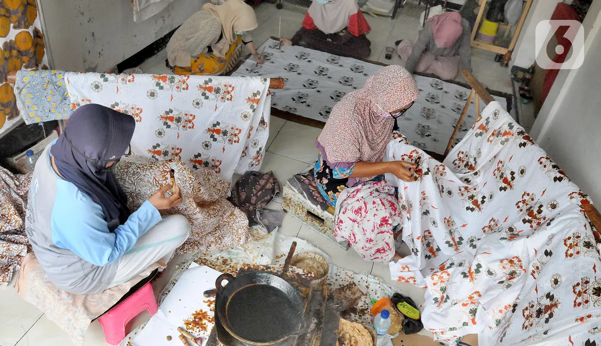 Aktivitas pembuatan batik di sentra batik Depok Tradjumas, Kamis (24/2/2022). Produksi Batik Depok kembali menggeliat setelah diberlakukannya pembelajaran tatap muka (PTM) Kota Depok di mana murid SD dan SMP menggunakan seragam batik produksi mereka. (merdeka.com/Arie Basuki)