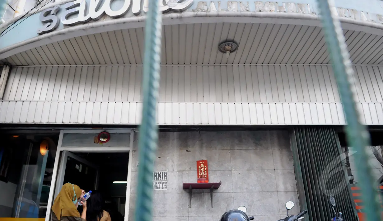 Sebuah tempat indekos di kawasan Sawah Besar dirazia petugas dari Pemprov DKI Jakarta, (28/4/2015) . Penertiban dilakukan untuk meminimalisir kegiatan prostitusi (Liputan6.com/Andrian M Tunay)
