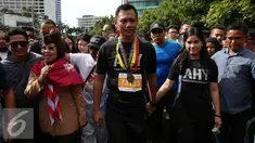 Pasangan Cagub dan Cawagub DKI Jakarta, Agus Harimurti Yudhoyono ditemani Istri Anisa Pohan dan Sylviana Murni menyapa warga Jakarta saat berlangsungnya Car Free Day (CFD) di kawasan Bundaran HI, Minggu (2/10). (Liputan6.com/Johan Tallo)