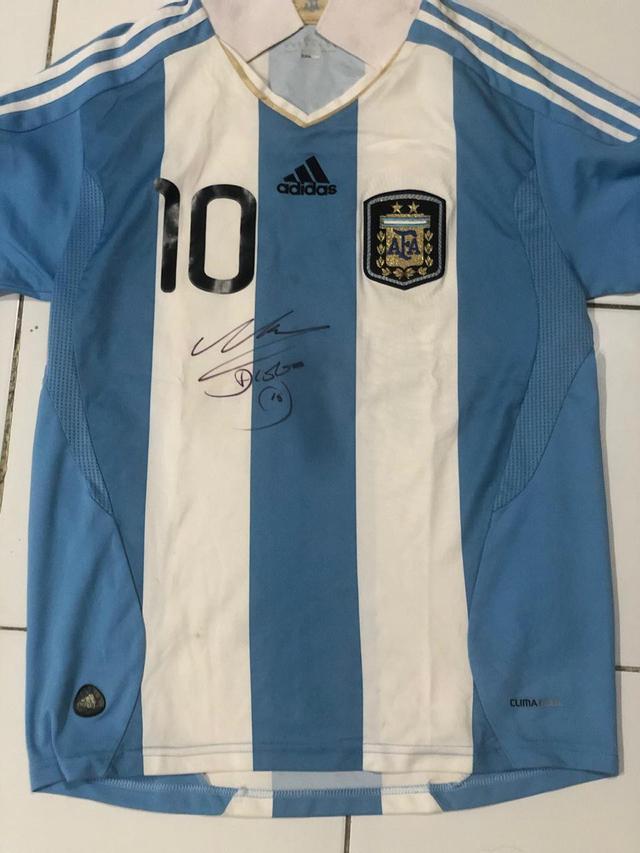 Jersey Timnas Argentina koleksi pribadi bertanda tangan Diego Maradona. (Bola.com/Ario Yosia)