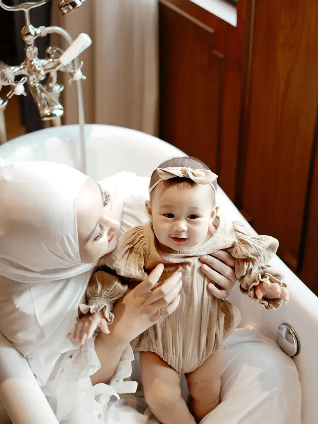 6 Pemotretan Dian Pelangi dengan Buah Hati, Tampil Lucu Menggemaskan