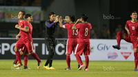 Para pemain Timnas Indonesia U-19 saat uji coba melawan Espanyol B pada laga persahabatan di Stadion GBLA, Bandung, (15/7/2017). Timnas U-19 kalah 2-4. (Bola.com/Nicklas Hanoatubun)