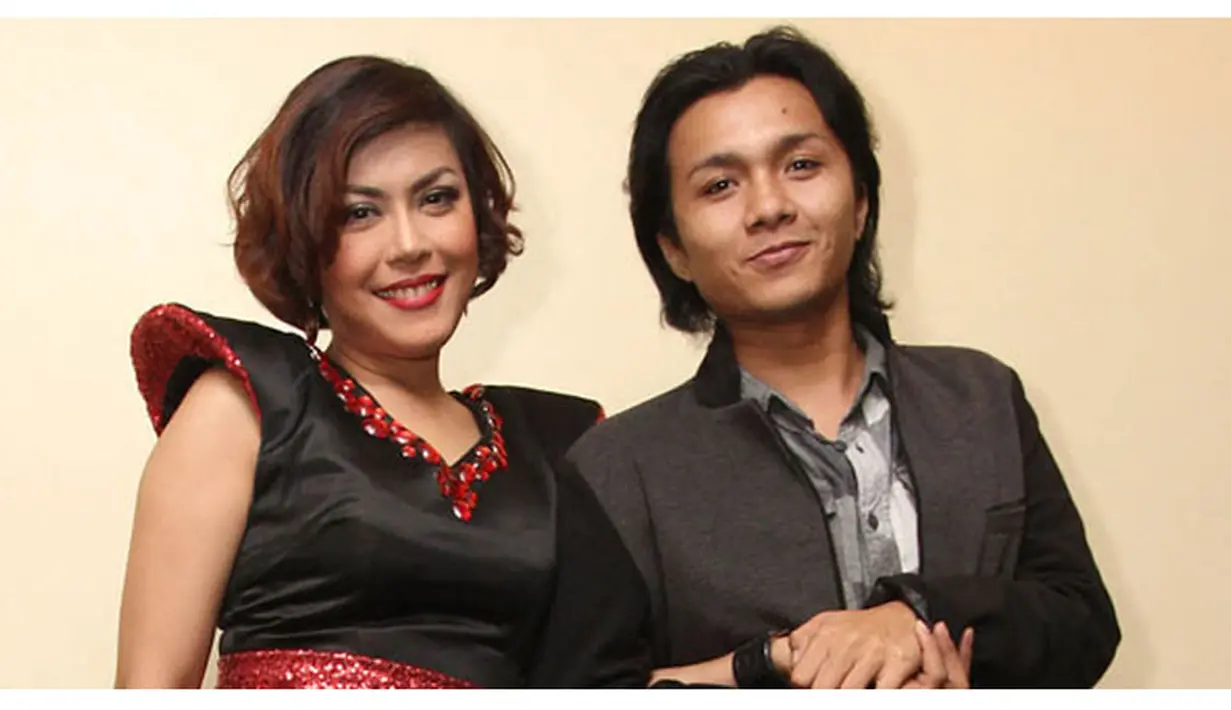 Sampai di Tanah Air, pihak penyelenggara ingin membuat single. Keduanya bertemu kembali dalam proyek tersebut. Kerja bareng itu membuat hubungan keduanya makin lengket. (dok. Keluarga)