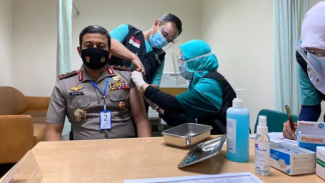 Kapolda Jabar Ahmad Dofiri Vaksinasi