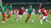 Pemain Indonesia, Marc Klok (tengah) berebut bola dengan pemain Bangladesh, Jamal Bhuyan dalam laga persahabatan FIFA Matchday antara Timnas Indonesia menghadapi Bangladesh di Stadion Si Jalak Harupat, Bandung, Rabu (1/6/2022) malam WIB. (Bola.com/M. Iqbal Ichsan)