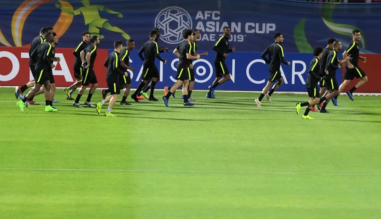 Pemain Timas Qatar melakukan pemanasan selama sesi pelatihan jelang menghadapi Jepang pada final Piala Asia 2019 di Abu Dhabi (31/1). Timnas Qatar akan bertanding melawan wakil dari Asia Timur, Jepang pada final Piala Asia 2019. (AFP Photo/Roslan Rahman)