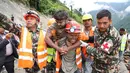 Para prajurit menyelamatkan seorang pekerja dalam keadaan hidup dari sebuah terowongan saat operasi yang sedang berlangsung di proyek pembangkit listrik tenaga air Trishuli-3A di distrik Rasuwa, Nepal, Jumat, 4 September 2026. (Angkatan Darat Nepal via AFP)